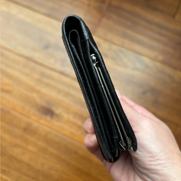 CHANEL Black Quilted Kisslock Leather Wallet - Picture 9 of 10